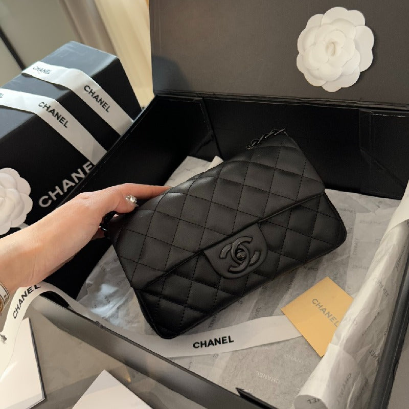 Chanel chain shoulder bag