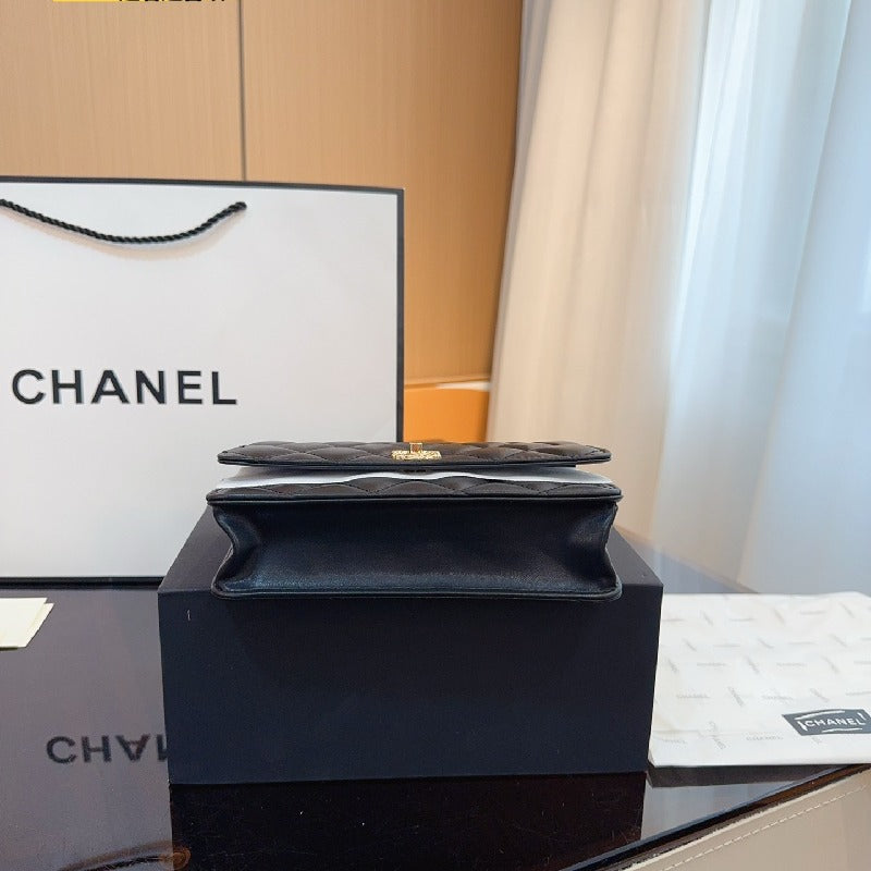 Chanel Flag Chain shoulder bag