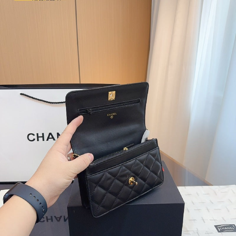 Chanel Flag Chain shoulder bag
